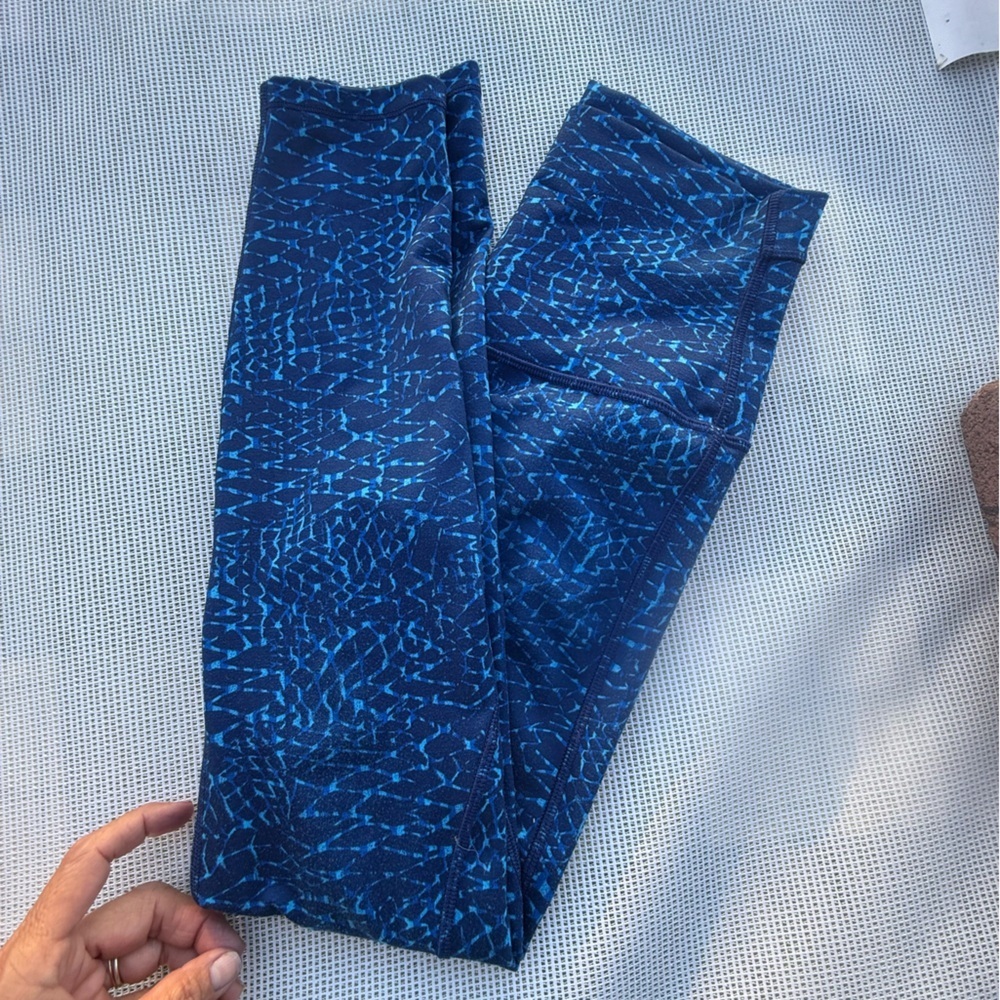 Lululemon Athletica Women’s size4 Blue Patterned Leggings with Crisscross Detai - Picture 8 of 8